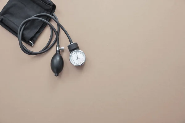 Μέτρηση Αρτηριακής Πίεσης Έλεγχος Υπέρτασης Ιατρικό Σφυγμομανόμετρο Καφέ Χρώμα Φόντο — Φωτογραφία Αρχείου