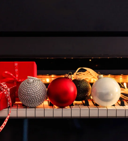 Weihnachtskugeln Und Geschenkschachteln Auf Klaviertastatur Frontansicht Weihnachtsmusik Lieder Grußkartenvorlage Kopierraum — Stockfoto