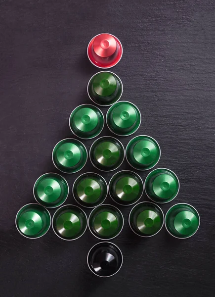Espresso Koffie Capsules Kerstboom Vorm Zwarte Achtergrond Bovenaanzicht Kerstvakantie Koffiepads — Stockfoto