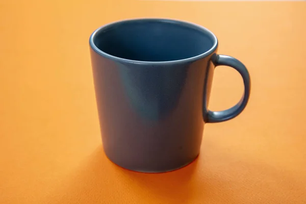 Kaffeetasse Auf Orangefarbenem Hintergrund Vorhanden Heißgetränktassen Attrappe Graue Farbe Leere — Stockfoto