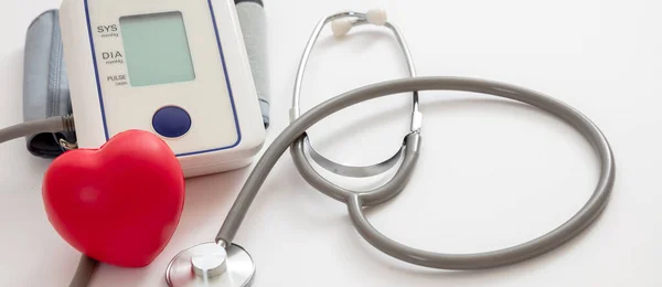 Blodtrycksmätning Digital Mätare Medicinsk Utrustning Vit Bakgrund Begreppet Hälsa Och — Stockfoto