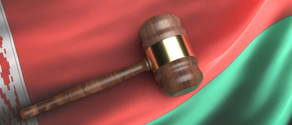 ベラルーシの法律 ベラルーシの公式国旗を背景にした裁判官オークションのギャベル バナー 3Dイラスト — ストック写真