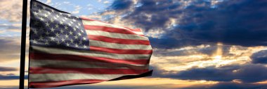 Günbatımı bulutlu arka planda ABD bayrağı dalgalanıyor. Amerika Birleşik Devletleri işareti, Anma Günü ve 4 Temmuz, Bağımsızlık Günü konsepti. 3d illüstrasyon