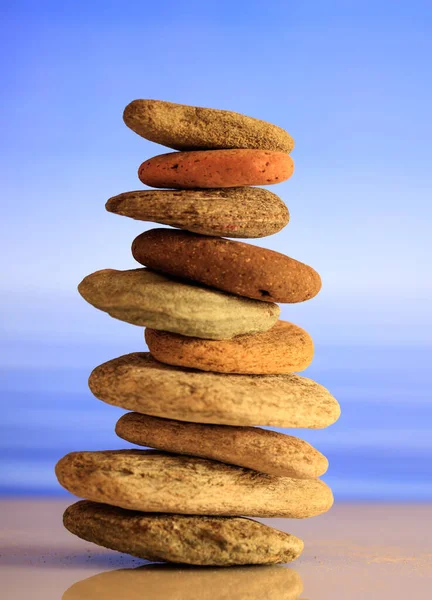 Piedras Zen Apiladas Sobre Cielo Azul Fondo Marino Torre Guijarros — Foto de Stock