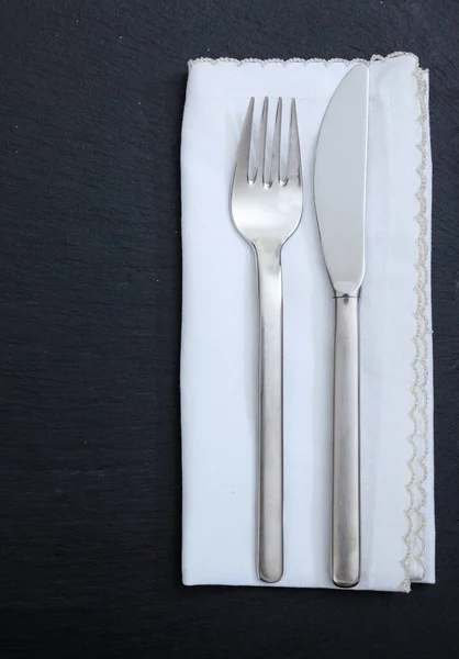 Tischdecken Geschäftsessen Gabelmesser Und Weiße Leinenserviette Isoliert Auf Schwarzem Hintergrund — Stockfoto