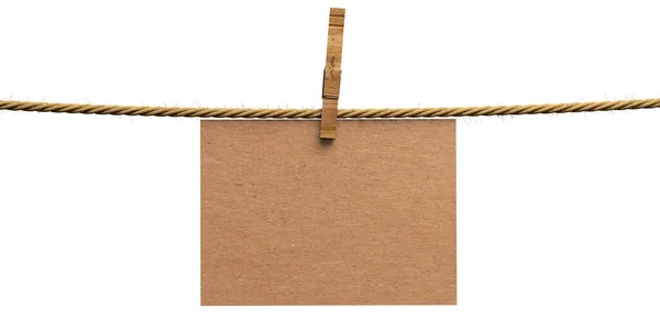 空白牛皮纸 用一根木制衣针将白色背景上孤立地剪断 用绳子固定在一起 空白卡片 标签模板 3D说明 — 图库照片