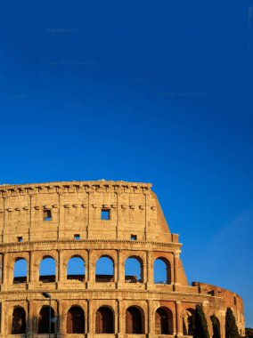 Roma Colossem, İtalya 'nın simgesi. İtalyan Colsseo 'nun bir kısmı mavi berrak gökyüzü arkaplanına karşı, boşluğu kopyala