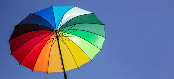 Schwulenstolz Symbol Vor Blauem Himmel Regenbogenfarben Sonnenschirm Innen Schuss Sonniger — Stockfoto