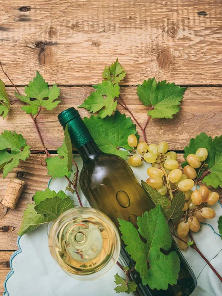 Copo Vinho Branco Garrafa Uvas Frescas Fundo Madeira Vista Superior — Fotografia de Stock