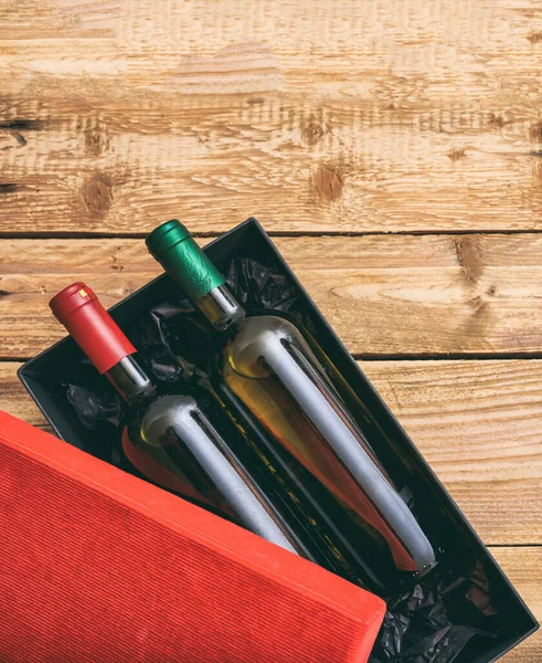 Rot Und Weißweinflaschen Einer Schachtel Auf Holzgrund Draufsicht Geschenkkarton Feiertagsfeier — Stockfoto
