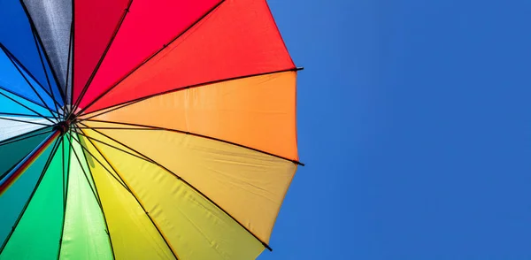 Homo Trots Symbool Tegen Blauwe Lucht Achtergrond Rainbow Kleuren Paraplu — Stockfoto