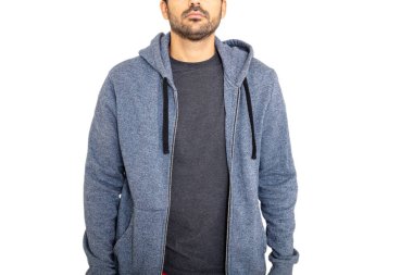 Beyaz arka planda izole edilmiş gri bir tişört ve kapüşonlu bir kapüşonlu giyen genç adam, yakın plan görüntüsü. Günlük erkek kıyafetleri, reklam şablonu