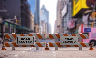Kapalı yol tabelası, sokak bariyerleri ve şehir merkezindeki trafik konileri. İnşaat güvenliği, yol çalışması devam ediyor. 3d illüstrasyon