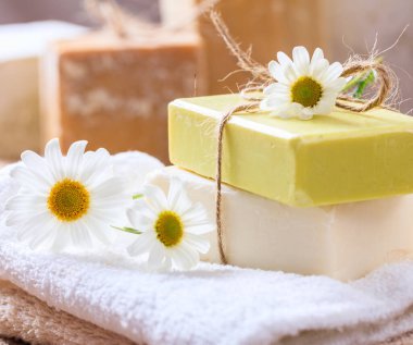 Ev yapımı papatya sabunu. Beyaz ve sarı el yapımı sabunluklar yakın çekim görüntüsü. Doğal sağlıklı bitkisel kozmetik