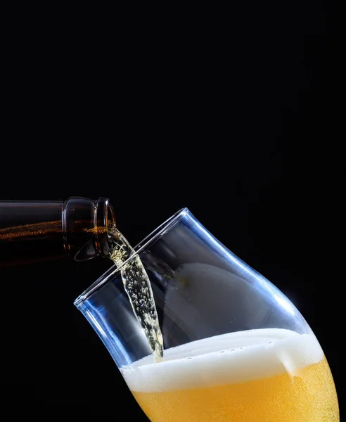 Bottiglia Birra Versando Birra Birra Ale Dorata Bicchiere Backgrounnd Nero — Foto Stock