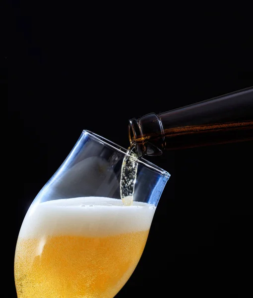 Bottiglia Birra Versando Birra Birra Ale Dorata Bicchiere Backgrounnd Nero — Foto Stock