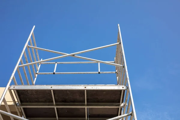 Conceito Renovação Torre Andaime Com Postes Metal Construção Segurança Local — Fotografia de Stock