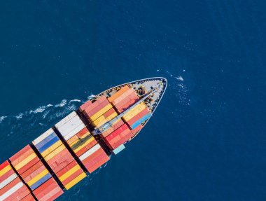 Konteynır kargo gemisi, ihracat işi ve lojistik, hava manzarası. Su taşımacılığı, uluslararası taşımacılık, açık denizde ticari ticaret ve ulaşım