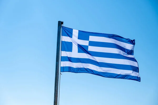 Grekland Underteckna Symbol Grekisk Flagga Flaggstången Viftar Vinden Blå Himmel — Stockfoto