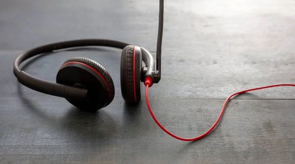 Auricular Negro Con Detalles Rojos Sobre Fondo Escritorio Madera Espacio — Foto de Stock