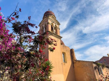 Korfu adası eski kasabasındaki Panagia Tenedos Manastırı. Yunanistan, bougainvillea 'lı kilise çanı kulesi. 