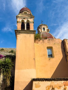 Korfu adası eski kasabası. Panagia Tenedos Manastırı. Mavi gökyüzünde kilise çanı kulesi, güneşli bir gün, Yunanistan.