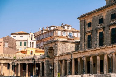 Yunanistan 'ın Korfu adasındaki St. Michael ve St. George tarihi sarayı. Neoklasik sütunlar, taş cephe ve mavi gökyüzü