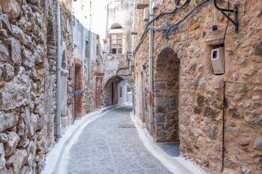 Olimpoi ortaçağ köyü, Chios Adası, Yunanistan. Geleneksel mimari. Dar sokak, taş duvarlar ve taş kemer..