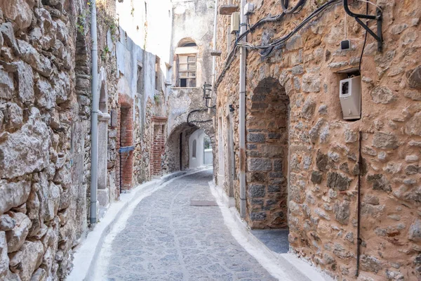 Olimpoi ortaçağ köyü, Chios Adası, Yunanistan. Geleneksel mimari. Dar sokak, taş duvarlar ve taş kemer..