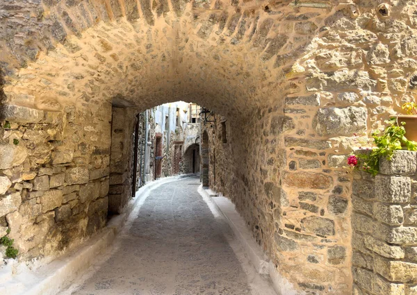 Olimpoi ortaçağ köyü, Chios Adası, Yunanistan. Geleneksel mimari. Dar sokak, taş duvarlar ve taş kemer..