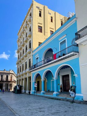 Havana, Küba, 15 Nisan 2022. Fotototeca de Küba canlı mavi renkli bina girişi. Koloni mimari binaları, mavi gökyüzü, güneşli bir gün..