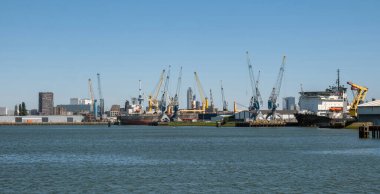 Rotterdam Limanı, Hollanda. Kargo gemileri ve vinçler yükleniyor, Lojistik endüstrisi 