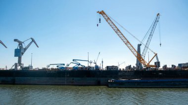 Rotterdam Limanı, Hollanda. Kargo gemileri ve vinçler yükleniyor, Lojistik endüstrisi 