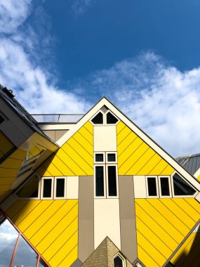 Rotterdam Hollanda 'da küp evler. Sarı renkli modern mimari tasarımı. Güneşli bir gün, mavi bulutlu bir gökyüzü