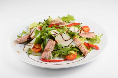 Izgara dana eti, roka, vişneli domates, dolma biber, salata karışımı, zeytinyağı, parmesan peyniri, frizbi salatası ve Balsamico sosu..