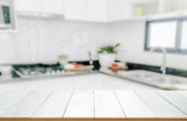 Mutfak arka planında ahşap masa üstü,