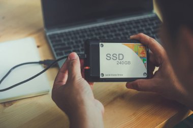 SSD ve Laptop, sata 6 gb bağlantısı olan katı durum sürücüsü