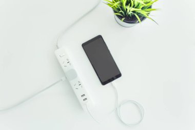 Uzatma kablosu ile oturma odası evde üzerinde birden çok Asya prizler