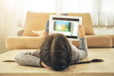 Tablet, erken eğitim ve öğrenmeyi Asyalı kız