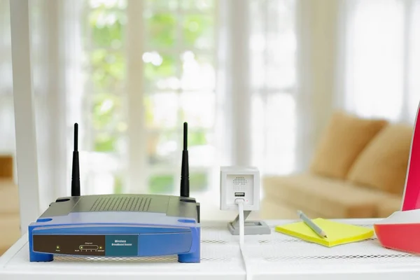 Closeup Dari Router Nirkabel Dan Kamera Ruang Tamu Rumah Dengan — Stok Foto