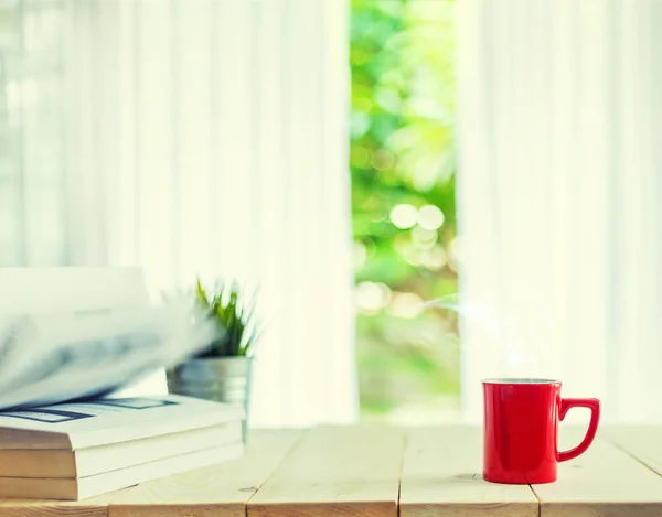 Kopp Kaffe Trä Bordsskiva Och Oskärpa Gardin Med Fönsterbakgrund — Stockfoto