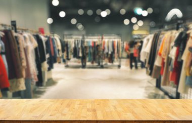 ahşap üst tabloyla elbise dükkanı kostüm elbise moda mağaza stil kavramı, bulanık