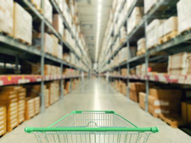 Alışveriş sepeti süpermarket ve bulanık fotoğraf deposu bokeh arka plan