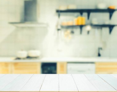 Mutfak arka planında ahşap masa üstü