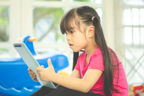 Menina Asiática Usando Tablet Educação Precoce Aprendizagem — Fotografia de Stock