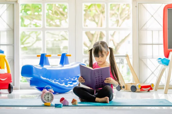 Мила Дівчинка Читає Книжку Забавна Дитина Розважається Дитячій Кімнаті — стокове фото