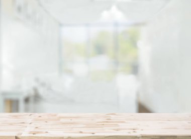 Ahşap masa üstü bulanık yatak odası iç arka plan önünde