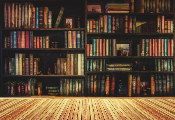 本屋や図書館で多くの古い書籍の本棚がぼやけてください — ストック写真