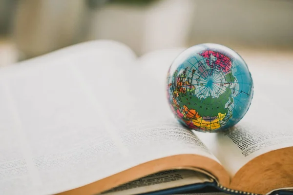 Weltkugel Auf Buch Bildungsschulkonzept — Stockfoto