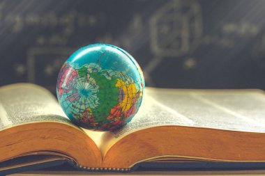 Dünya küresi kitabına uygun. Eğitim Okulu Konsepti